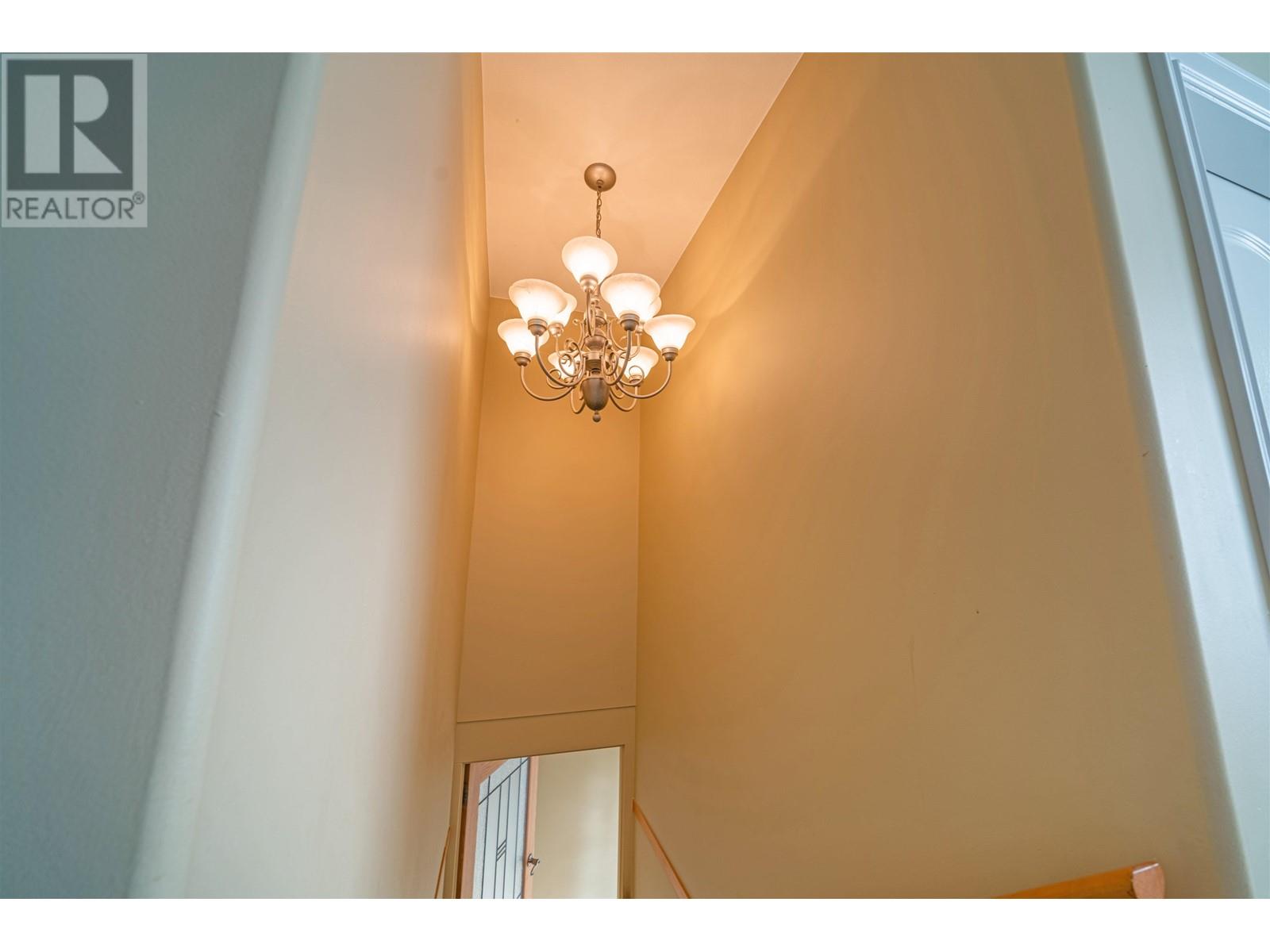 2052 WESTVIEW DRIVE, North Vancouver