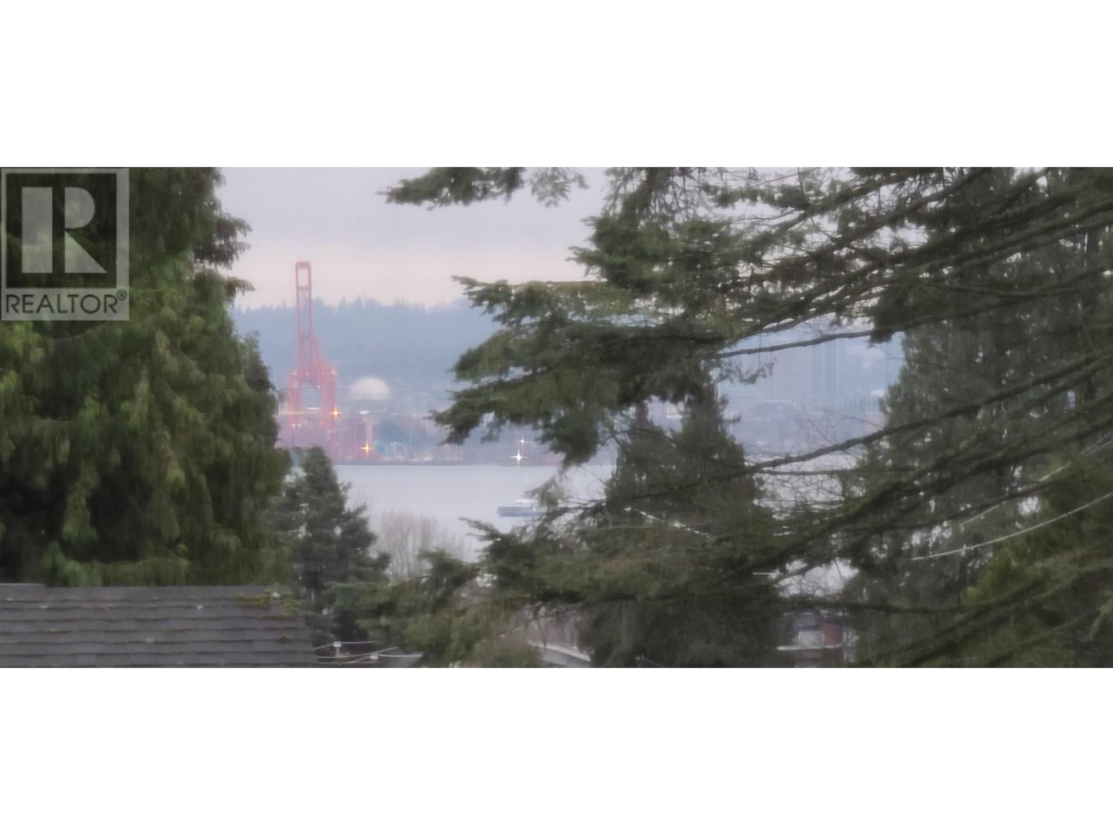 2052 WESTVIEW DRIVE, North Vancouver
