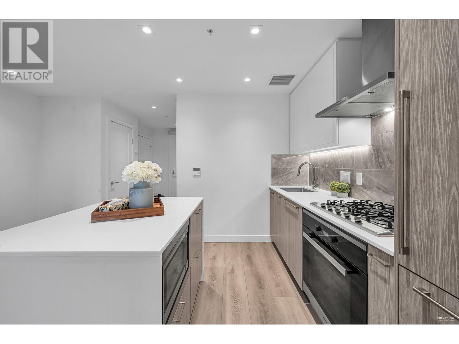 Photo 5 of 602 2288 Alpha Avenue, Burnaby BC