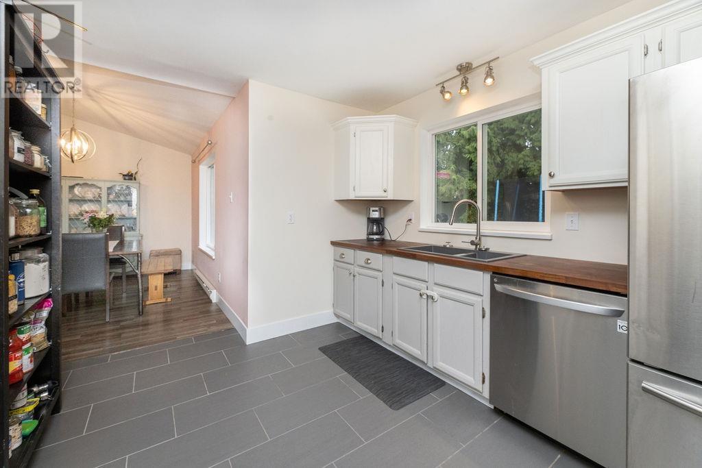 516 VETERANS ROAD, Gibsons