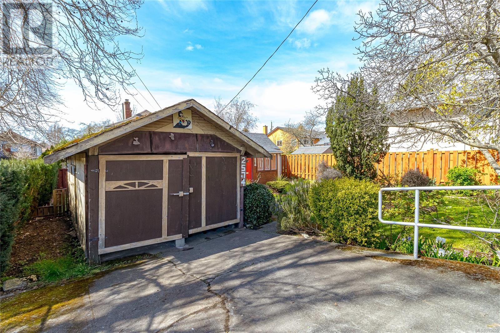  2574 Cook Street, Victoria