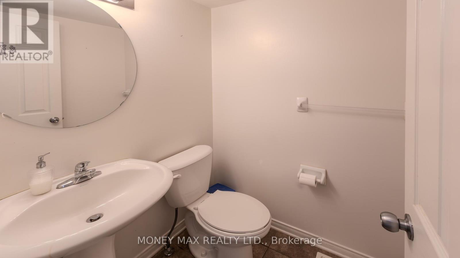 Photo 10 of 39 Chesapeake Crescent, Ottawa ON