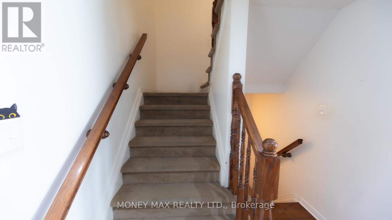Photo 11 of 39 Chesapeake Crescent, Ottawa ON