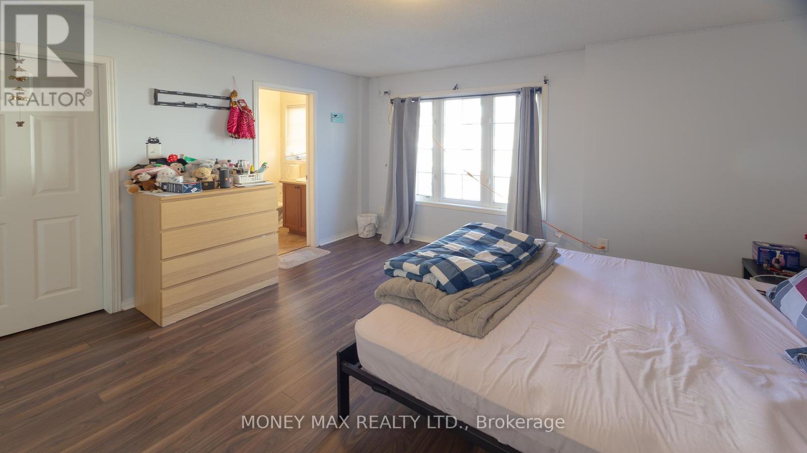 Photo 15 of 39 Chesapeake Crescent, Ottawa ON