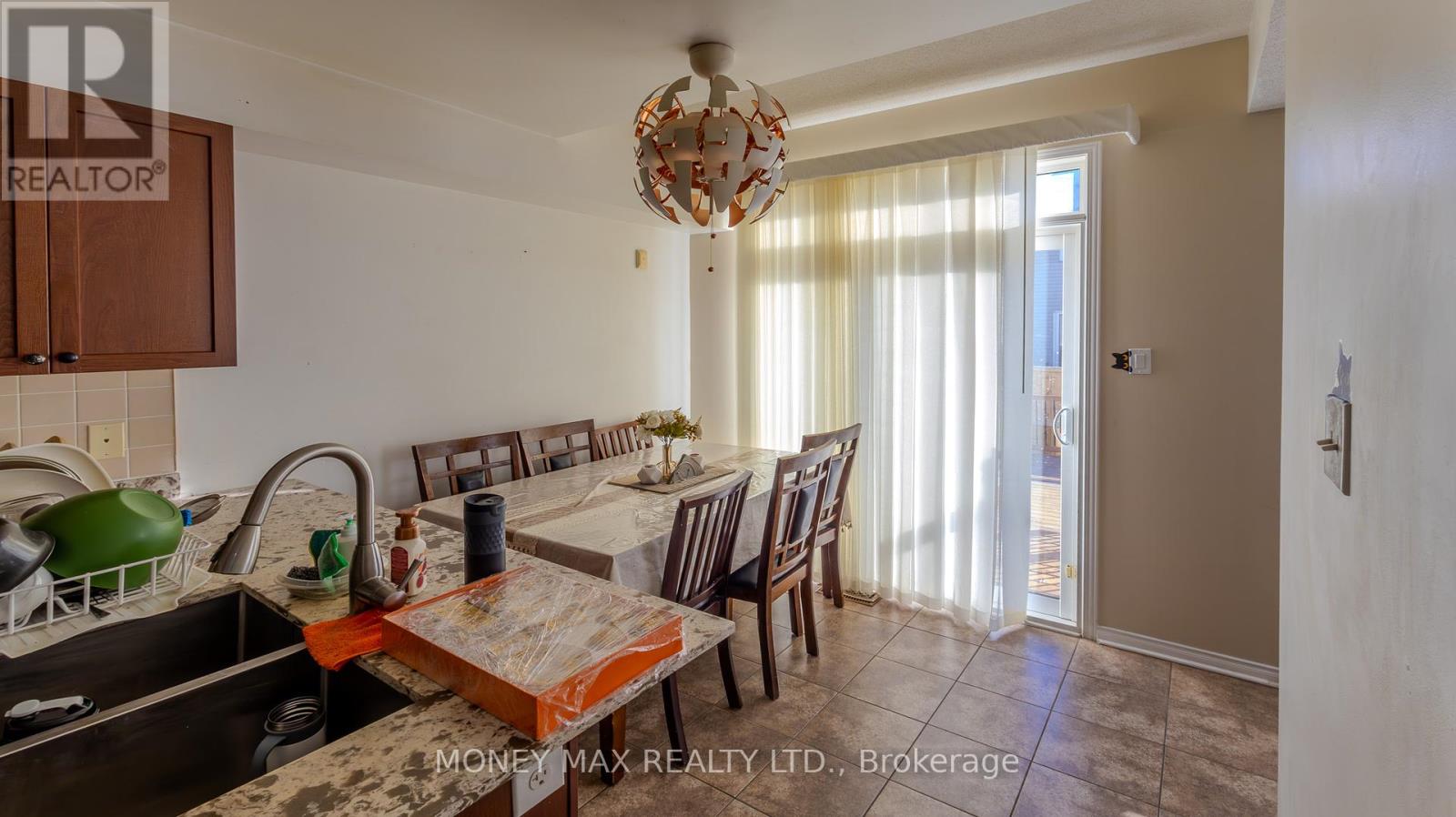 Photo 6 of 39 Chesapeake Crescent, Ottawa ON