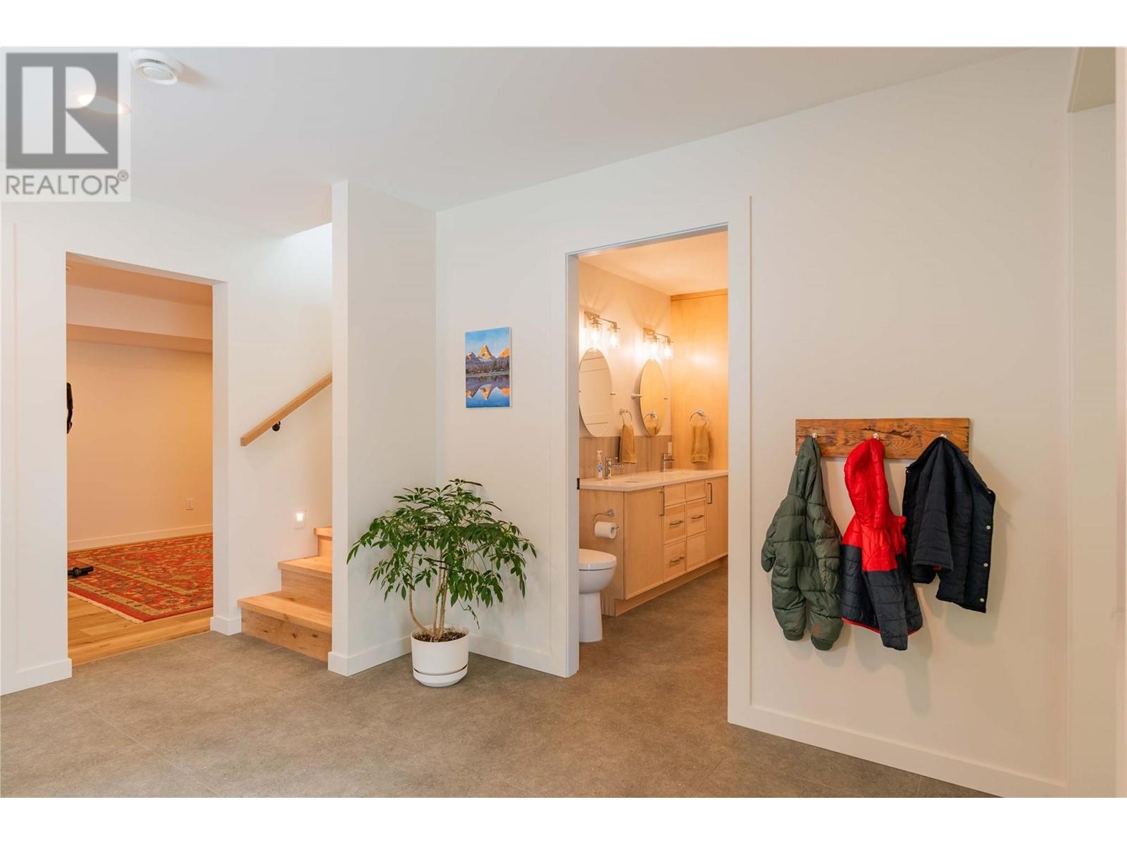 1139 BLACK BEAR Drive, Rossland