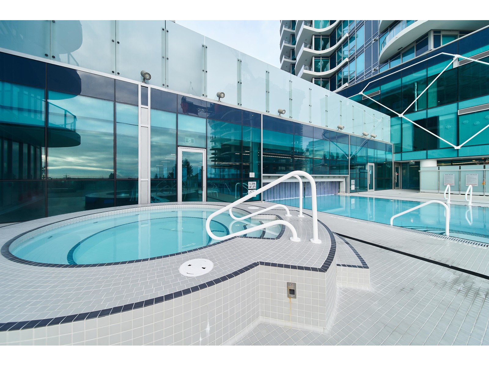 704 1500 MARTIN STREET, White Rock real estate listing R2940190
