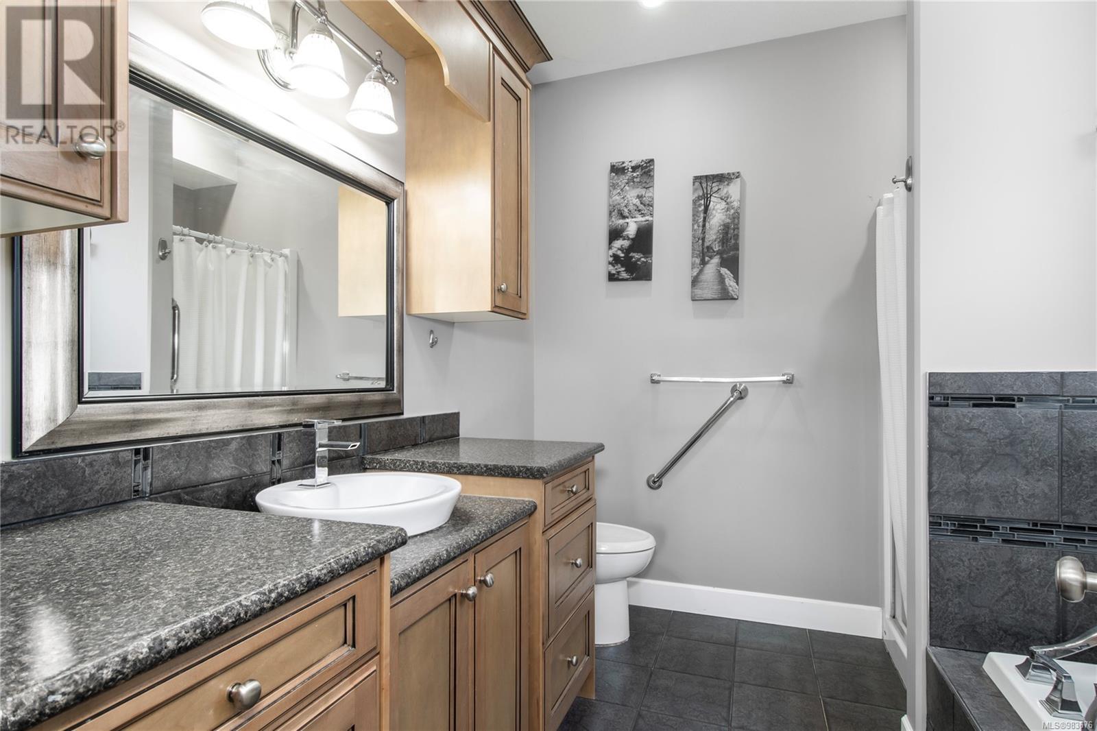 632 Nodales Dr, Campbell River real estate listing 983676