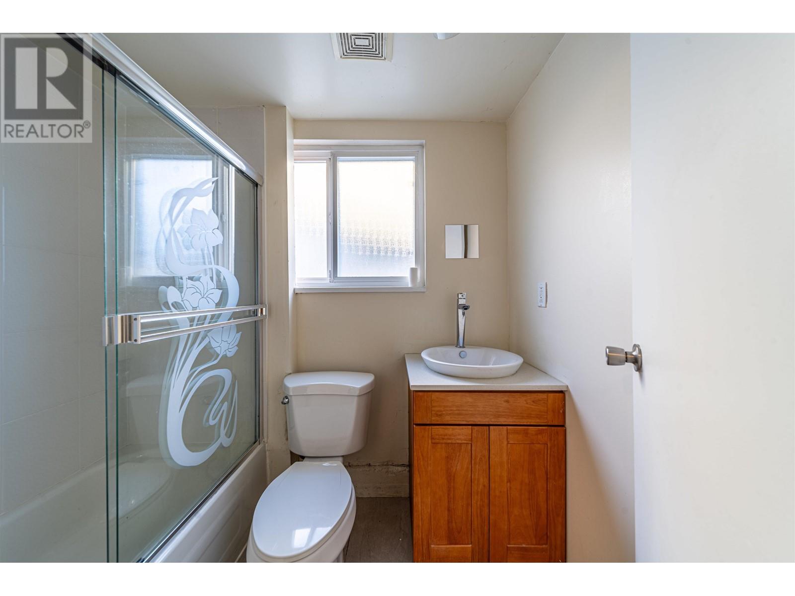 Photo 5 of 10571 Bissett Drive, Richmond BC