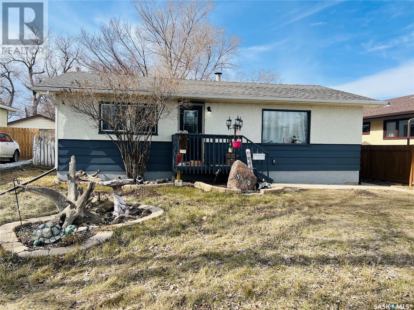 Photo 5 of 310 4th Avenue Se, Swift Current SK
