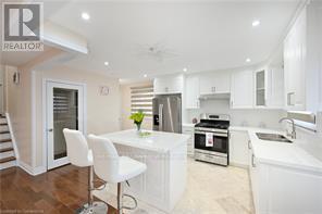 Photo 2 of 48 Larchwood Circle, Welland ON