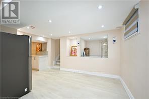 Photo 40 of 48 Larchwood Circle, Welland ON