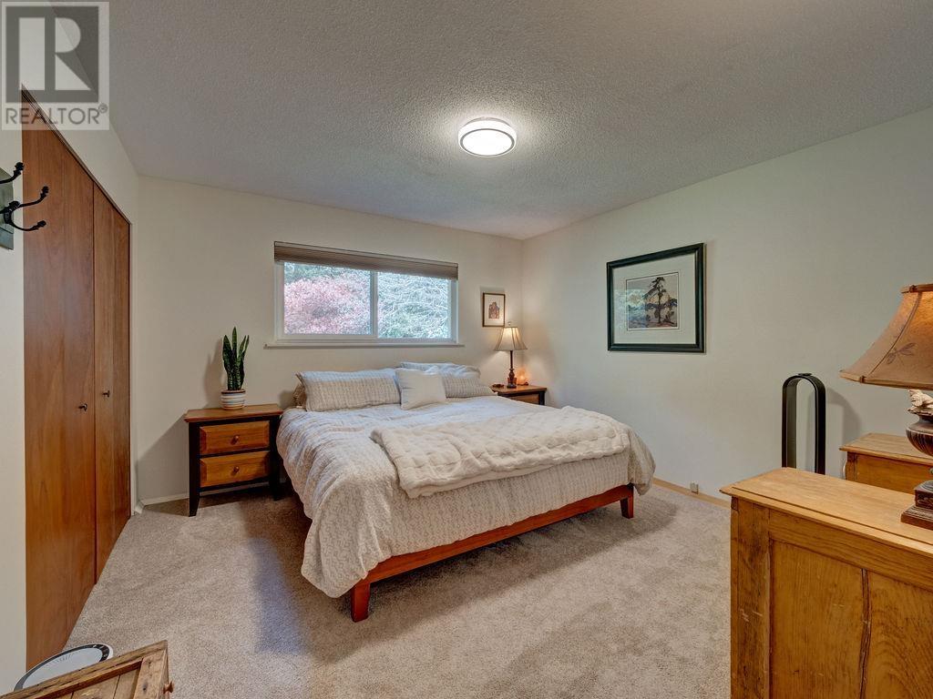 8323 REDROOFFS ROAD, Halfmoon Bay