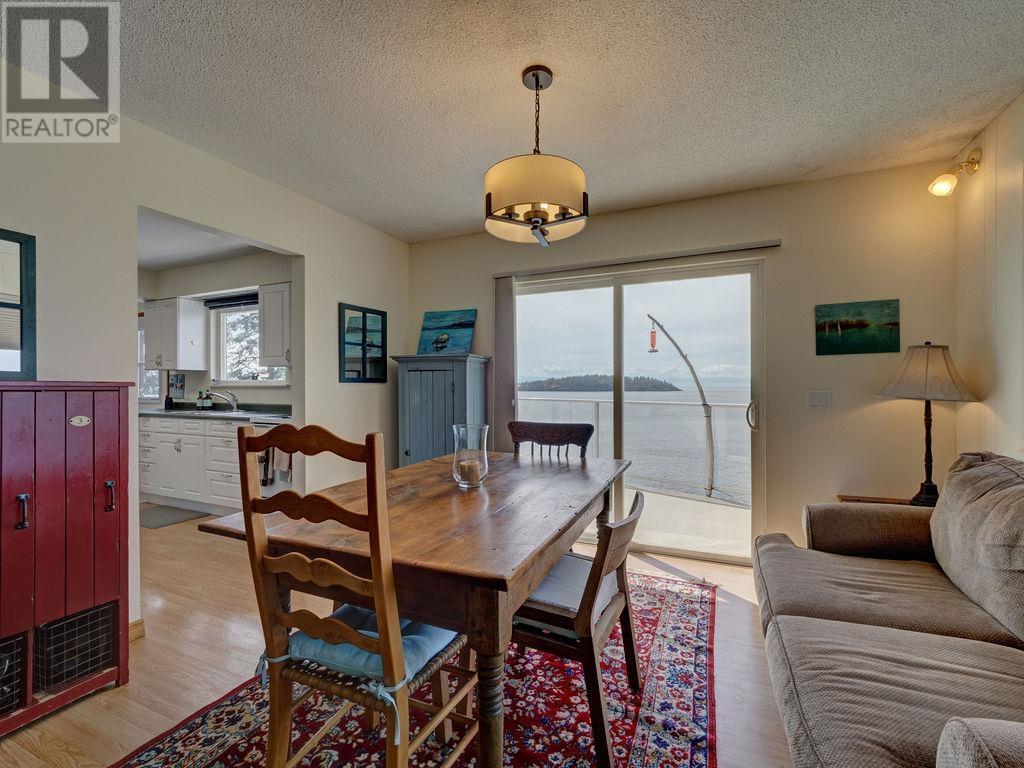 8323 REDROOFFS ROAD, Halfmoon Bay