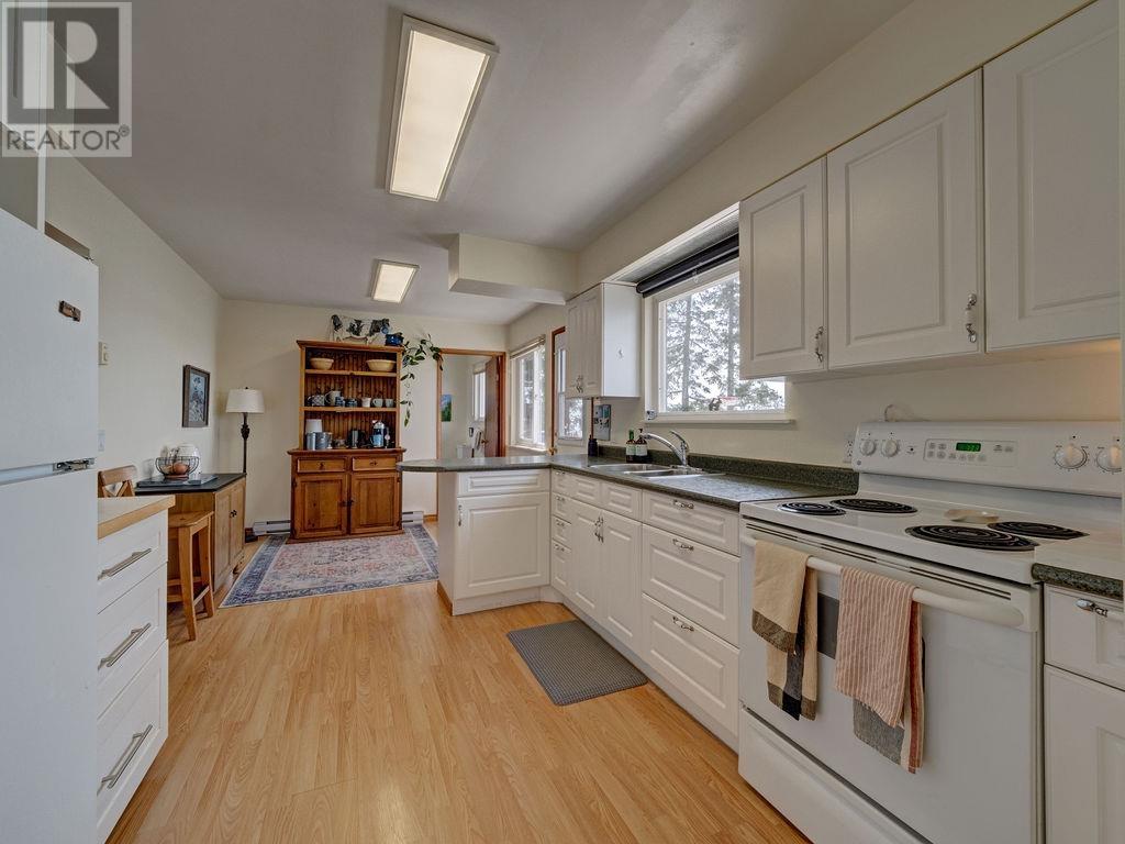 8323 REDROOFFS ROAD, Halfmoon Bay