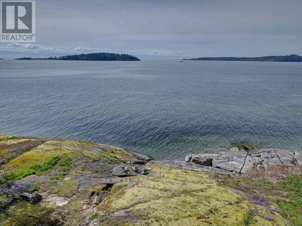 8323 REDROOFFS ROAD, Halfmoon Bay