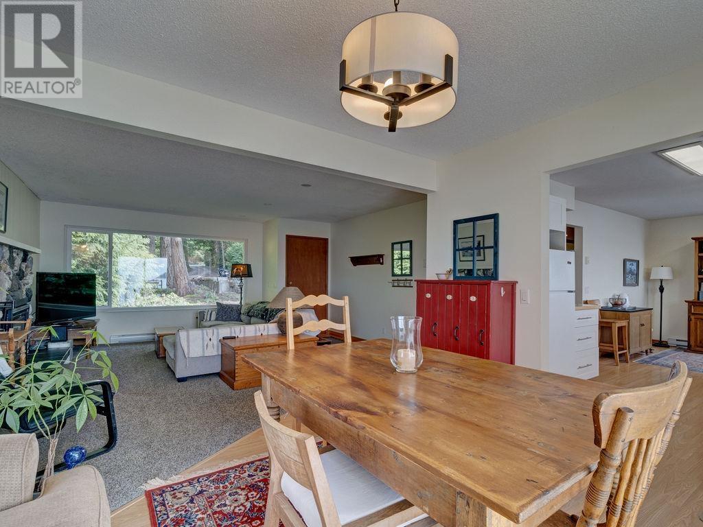 8323 REDROOFFS ROAD, Halfmoon Bay