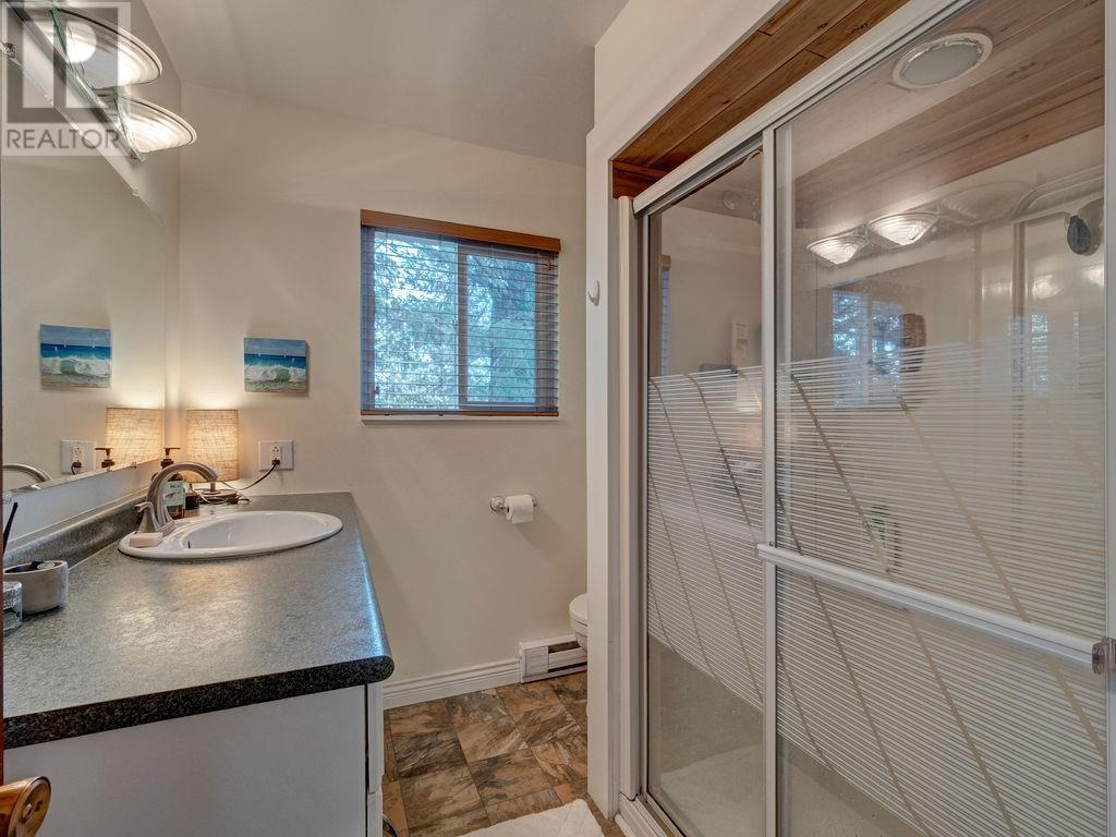 8323 REDROOFFS ROAD, Halfmoon Bay
