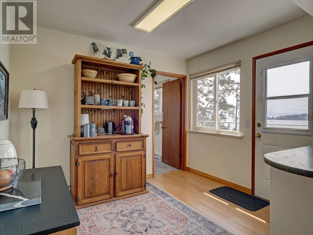8323 REDROOFFS ROAD, Halfmoon Bay