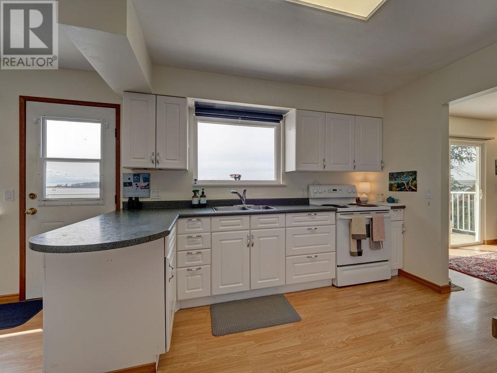 8323 REDROOFFS ROAD, Halfmoon Bay