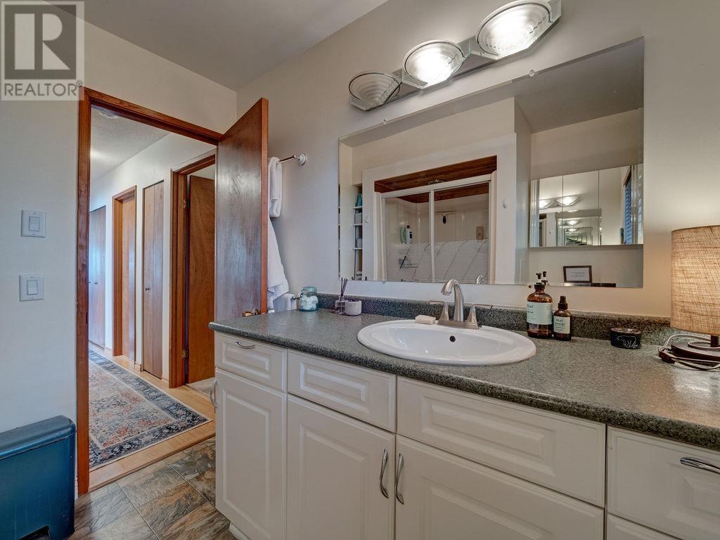 8323 REDROOFFS ROAD, Halfmoon Bay