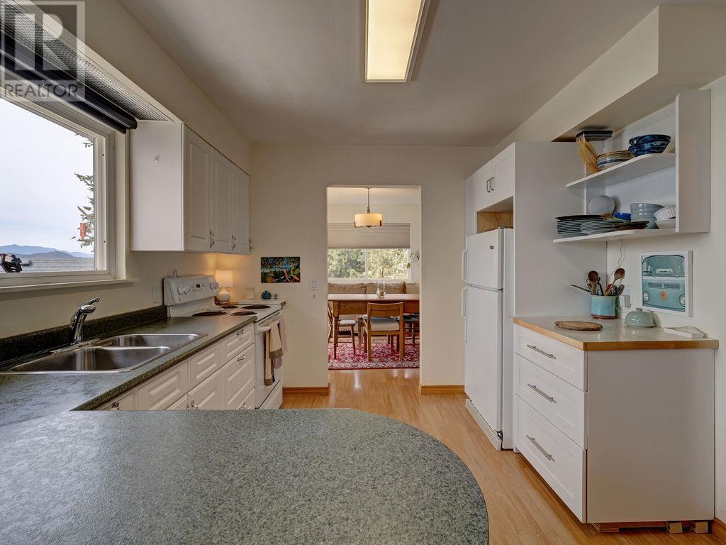 8323 REDROOFFS ROAD, Halfmoon Bay