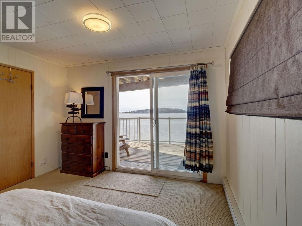8323 REDROOFFS ROAD, Halfmoon Bay