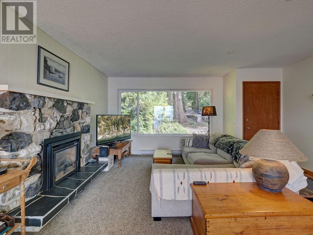 8323 REDROOFFS ROAD, Halfmoon Bay