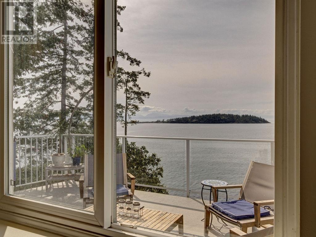 8323 REDROOFFS ROAD, Halfmoon Bay