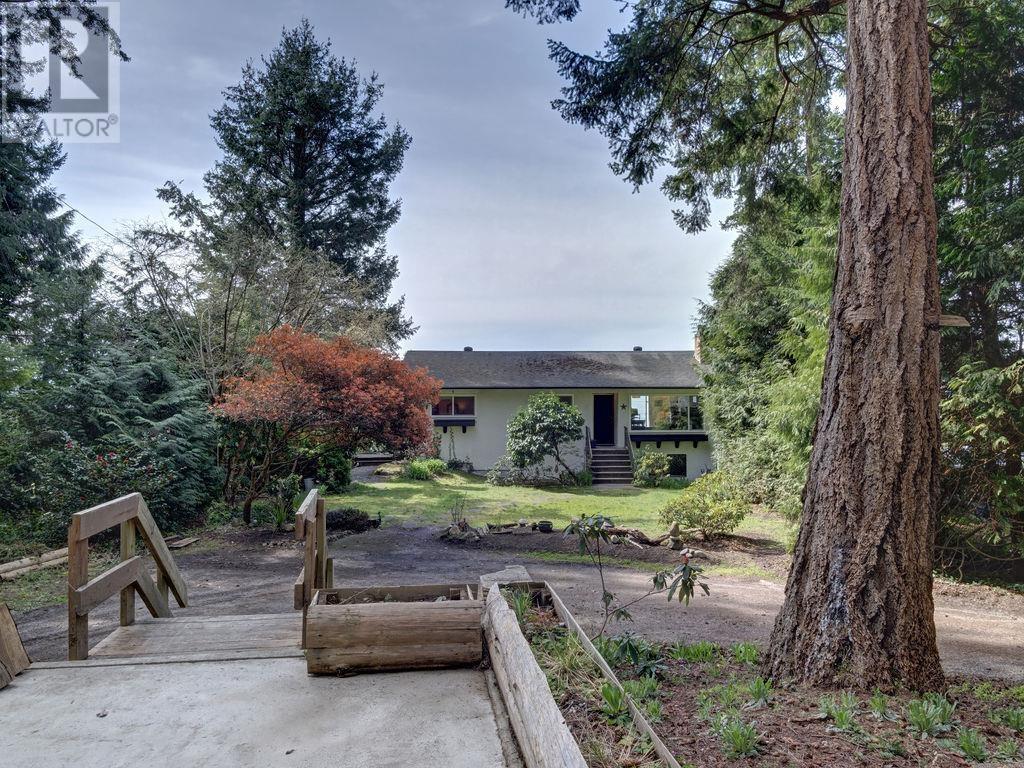 8323 REDROOFFS ROAD, Halfmoon Bay