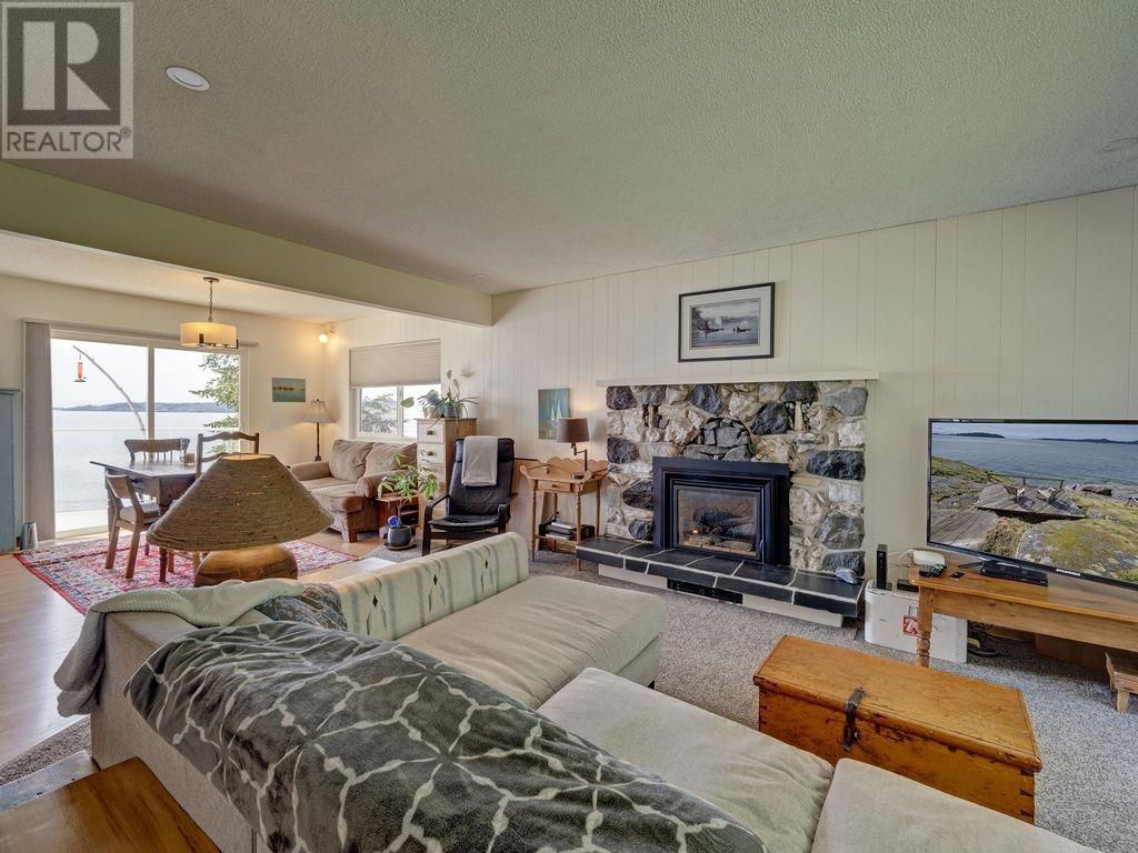 8323 REDROOFFS ROAD, Halfmoon Bay