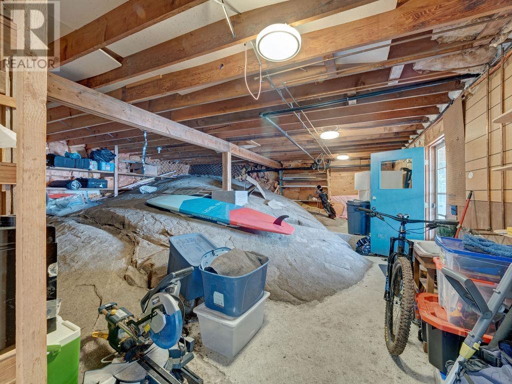 8323 REDROOFFS ROAD, Halfmoon Bay