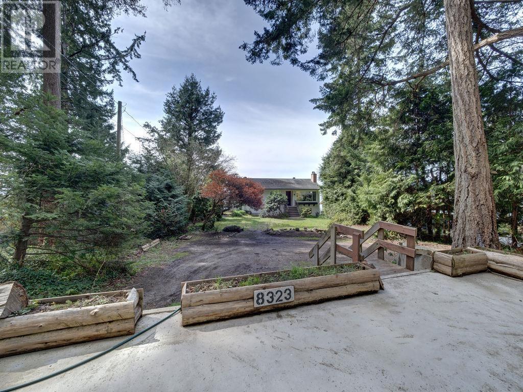 8323 REDROOFFS ROAD, Halfmoon Bay