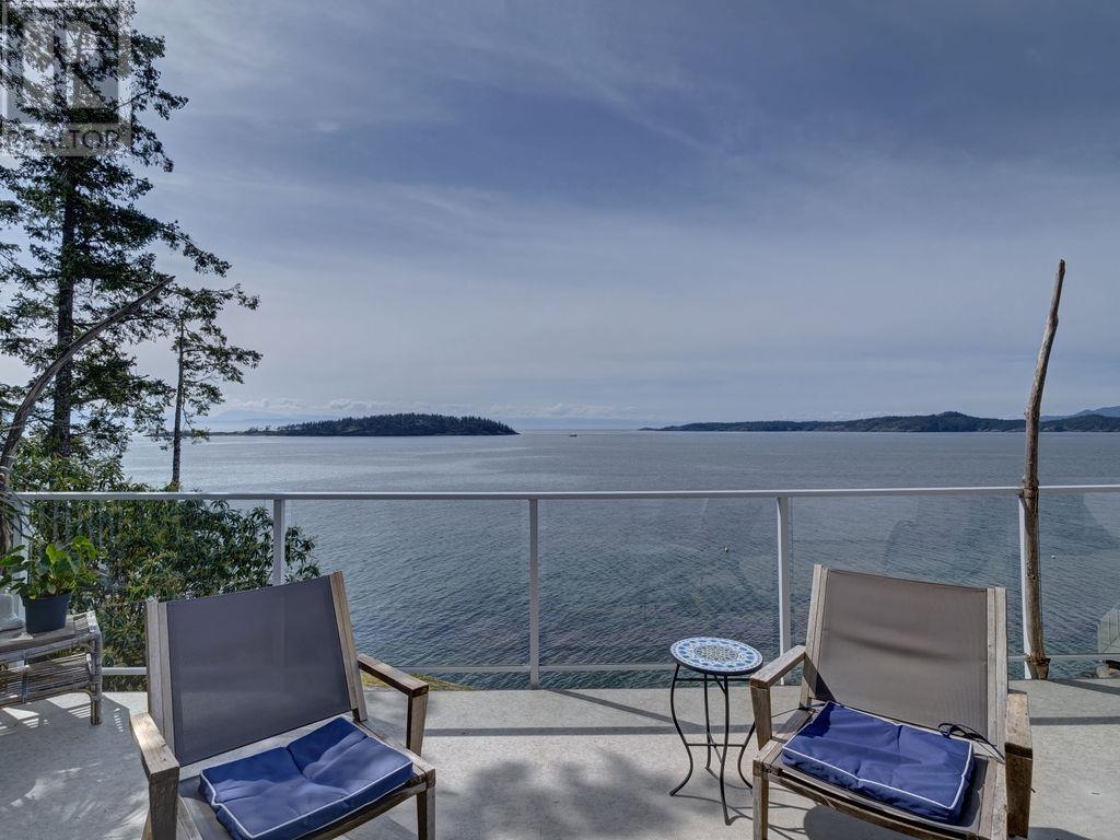 8323 REDROOFFS ROAD, Halfmoon Bay