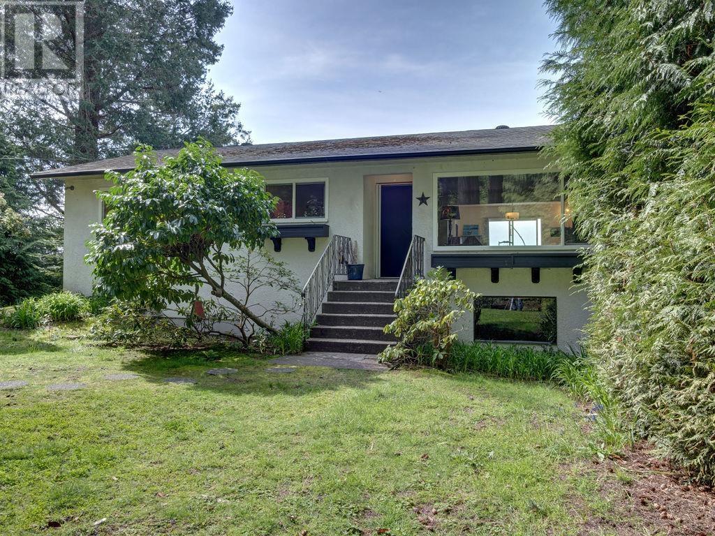 8323 REDROOFFS ROAD, Halfmoon Bay