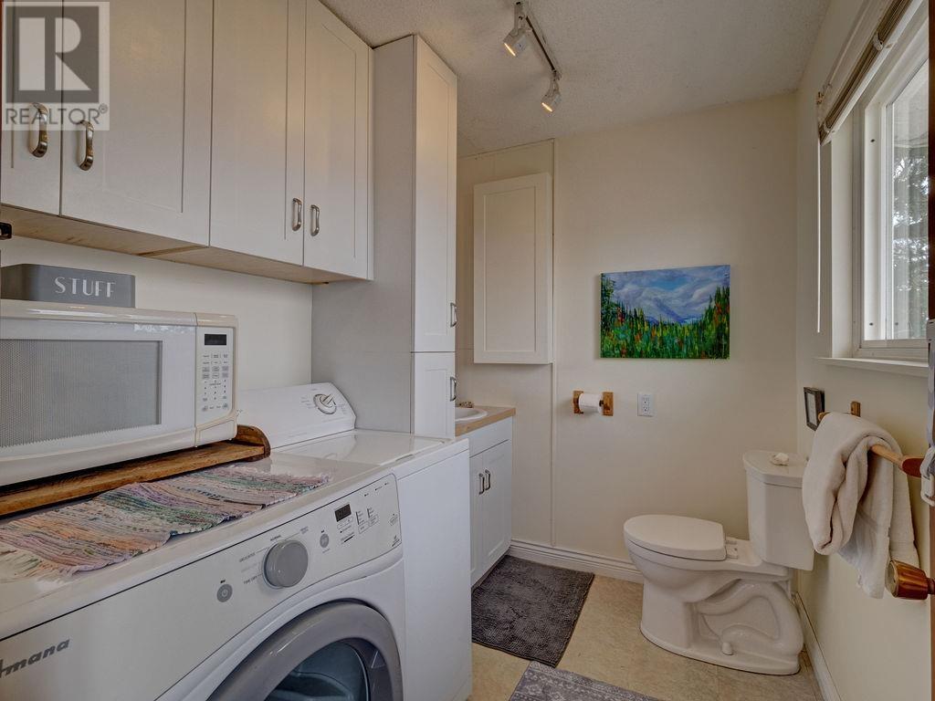 8323 REDROOFFS ROAD, Halfmoon Bay