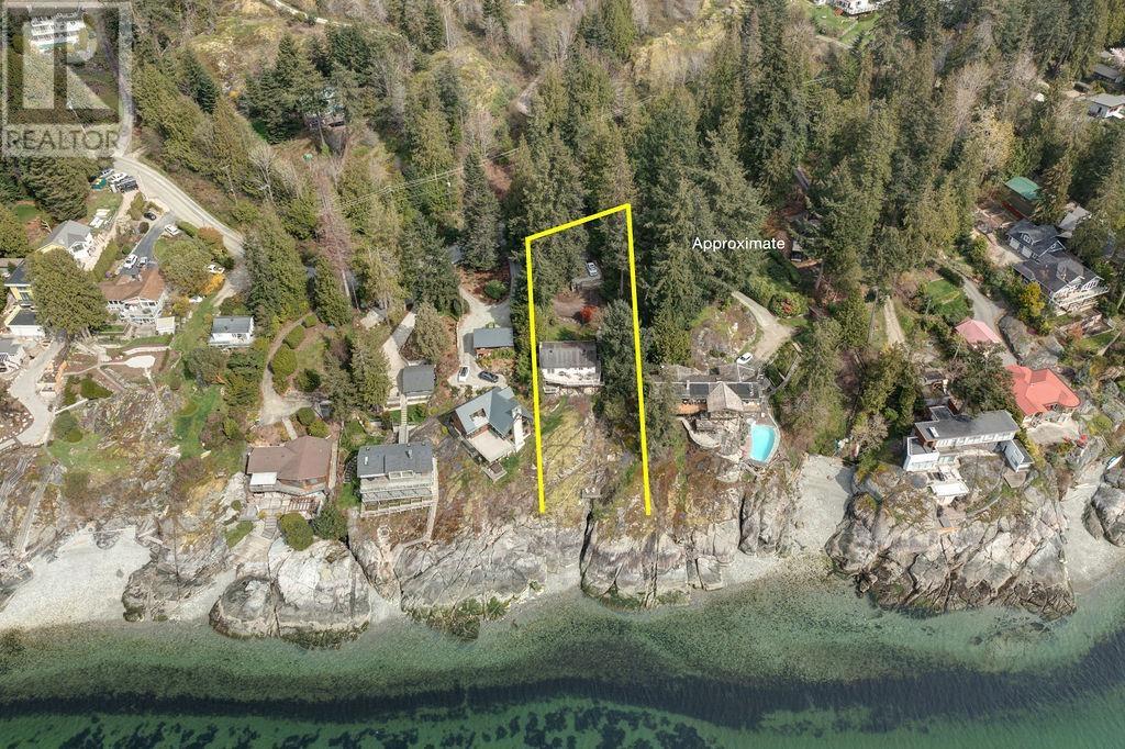 8323 REDROOFFS ROAD, Halfmoon Bay