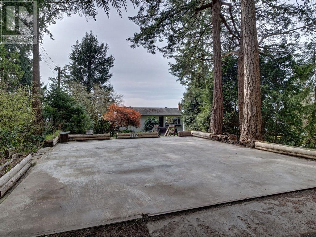 8323 REDROOFFS ROAD, Halfmoon Bay