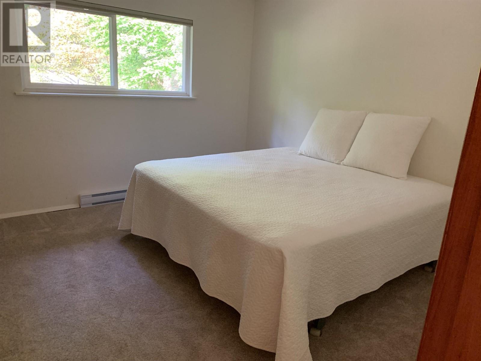 8323 REDROOFFS ROAD, Halfmoon Bay