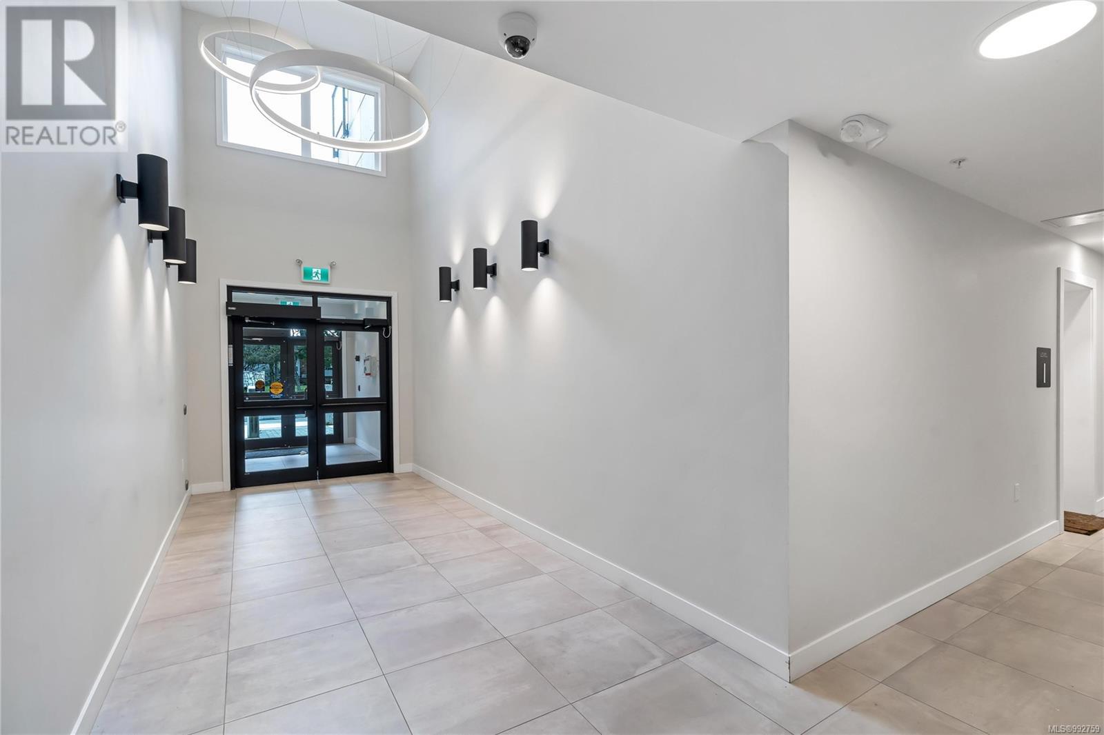 #205 4030 Shelbourne St - 17