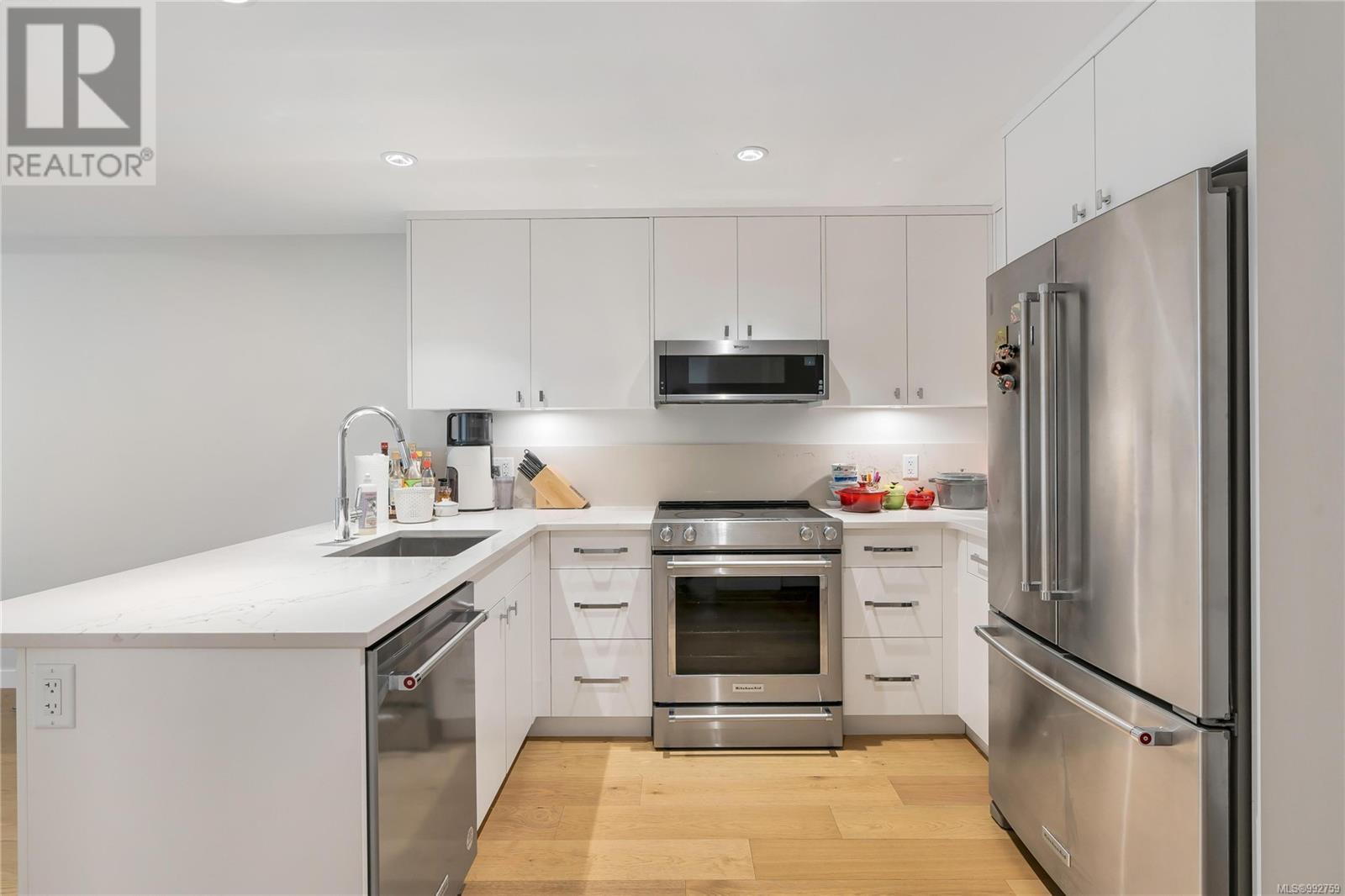 205 4030 Shelbourne St, Saanich