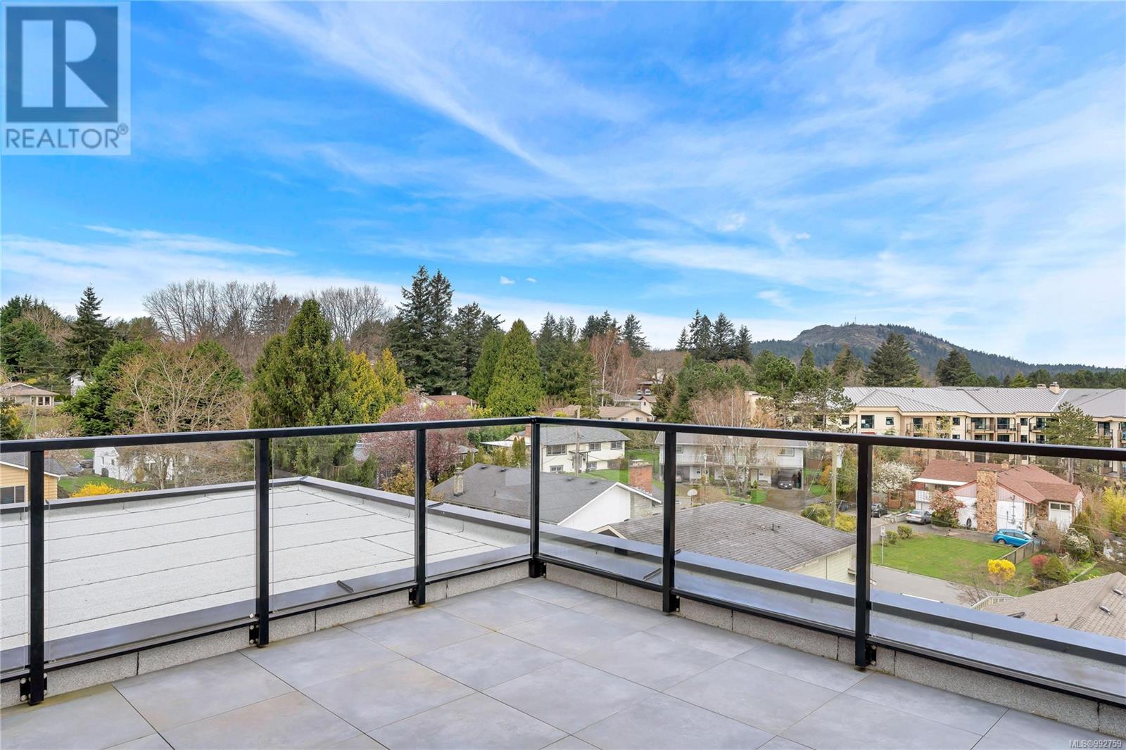 205 4030 Shelbourne St, Saanich
