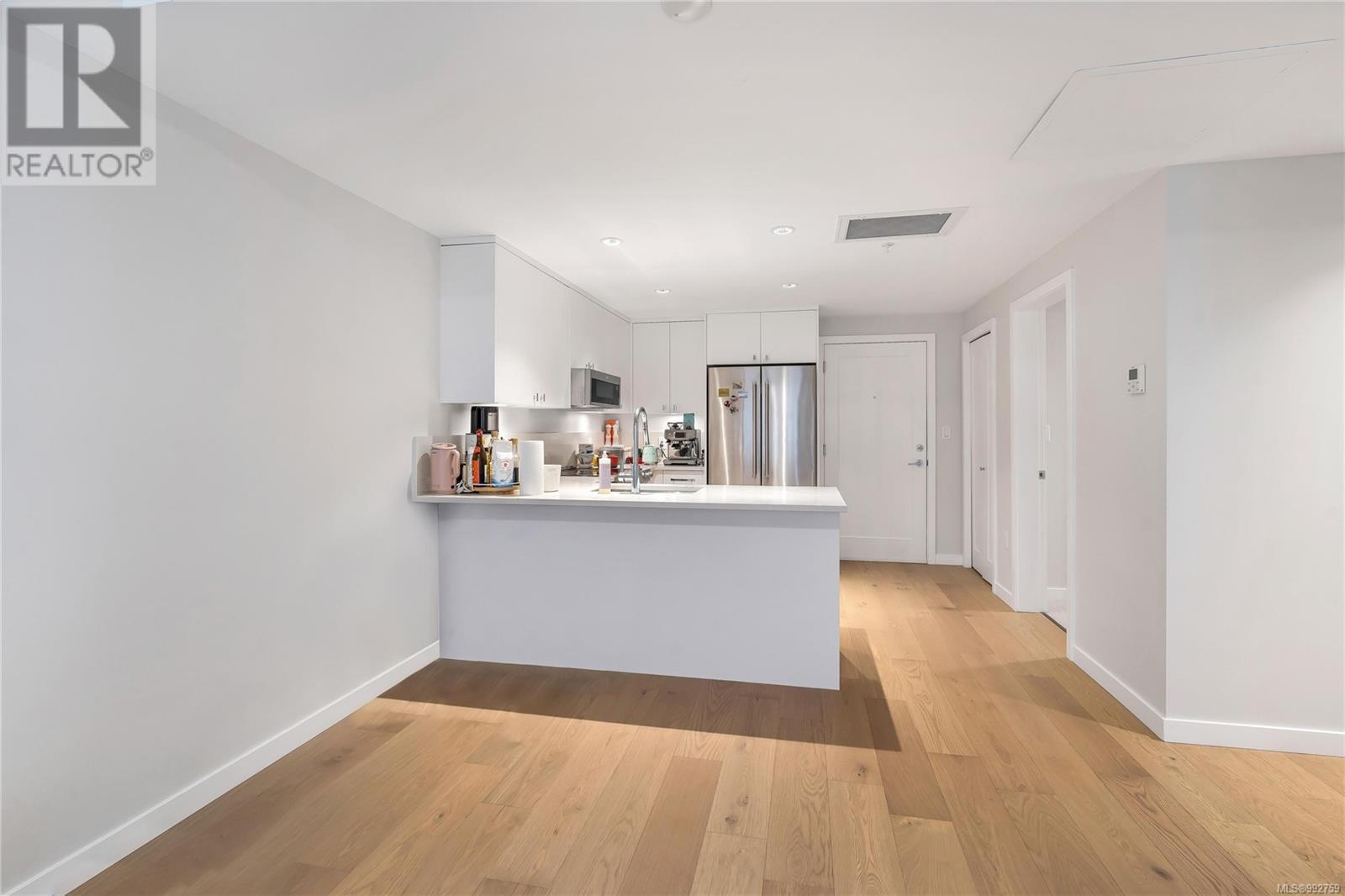205 4030 Shelbourne St, Saanich