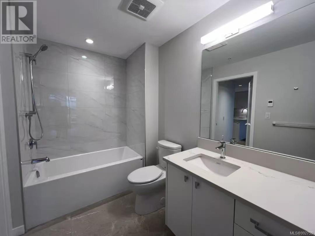 205 4030 Shelbourne St, Saanich