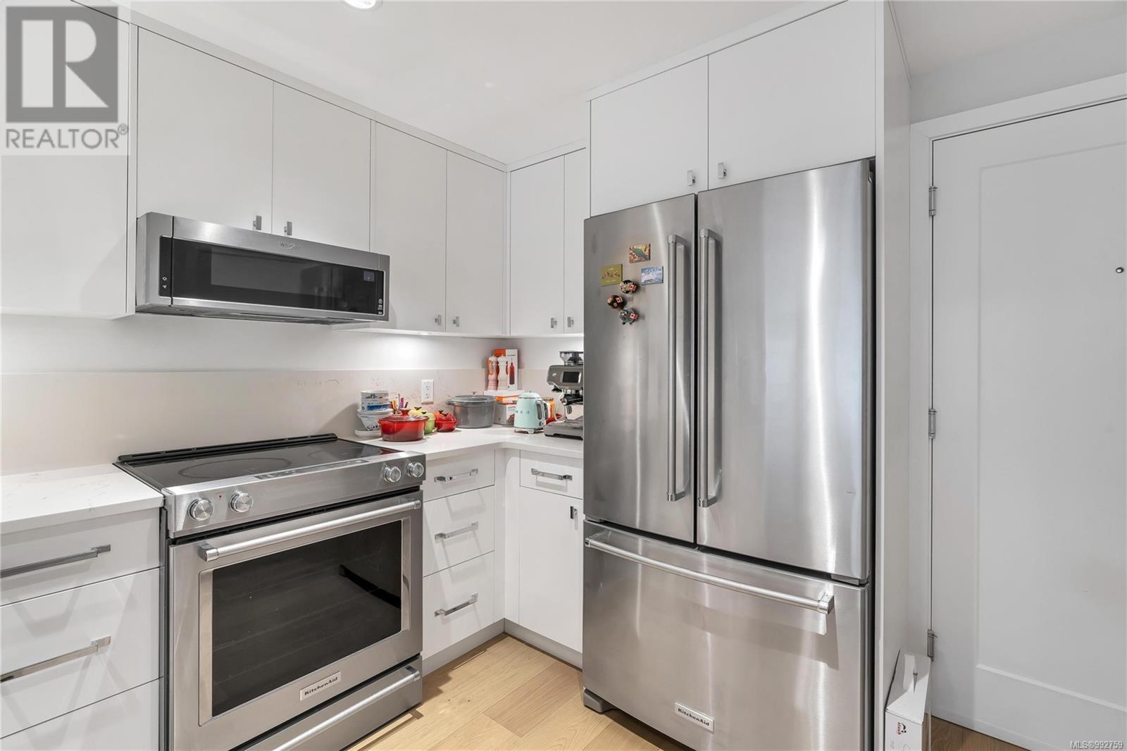 205 4030 Shelbourne St, Saanich