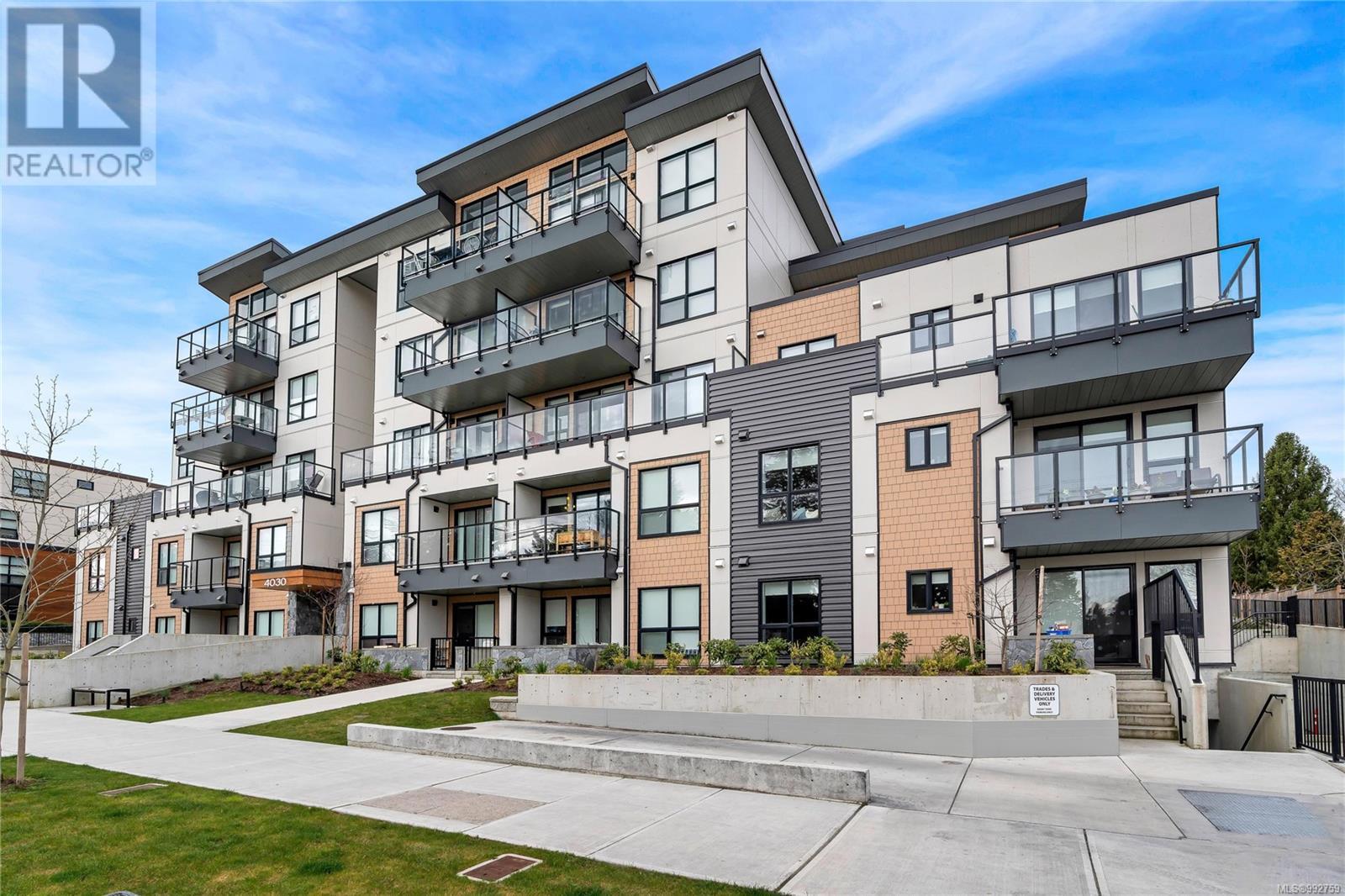 205 4030 Shelbourne St, Saanich