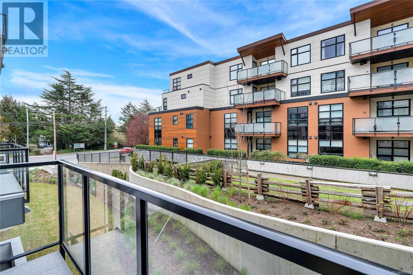 205 4030 Shelbourne St, Saanich