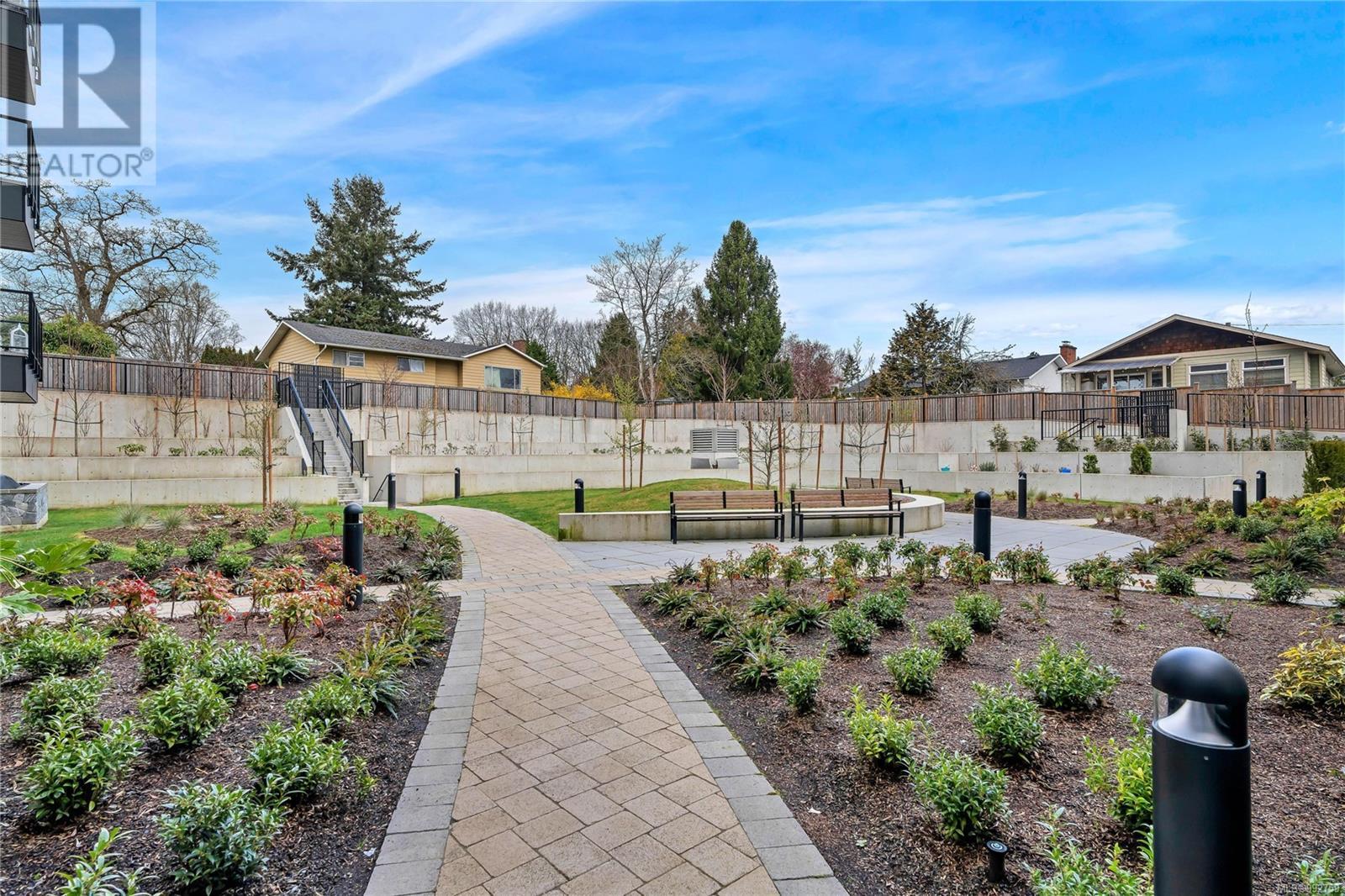 205 4030 Shelbourne St, Saanich