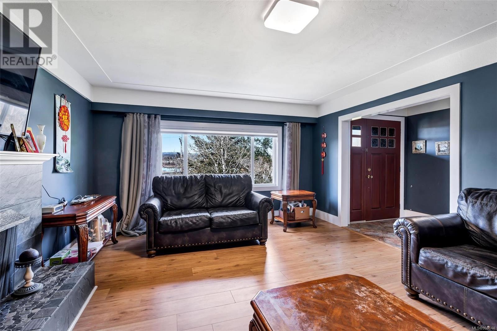 Photo 5 of 4087 Carey Rd, Saanich BC