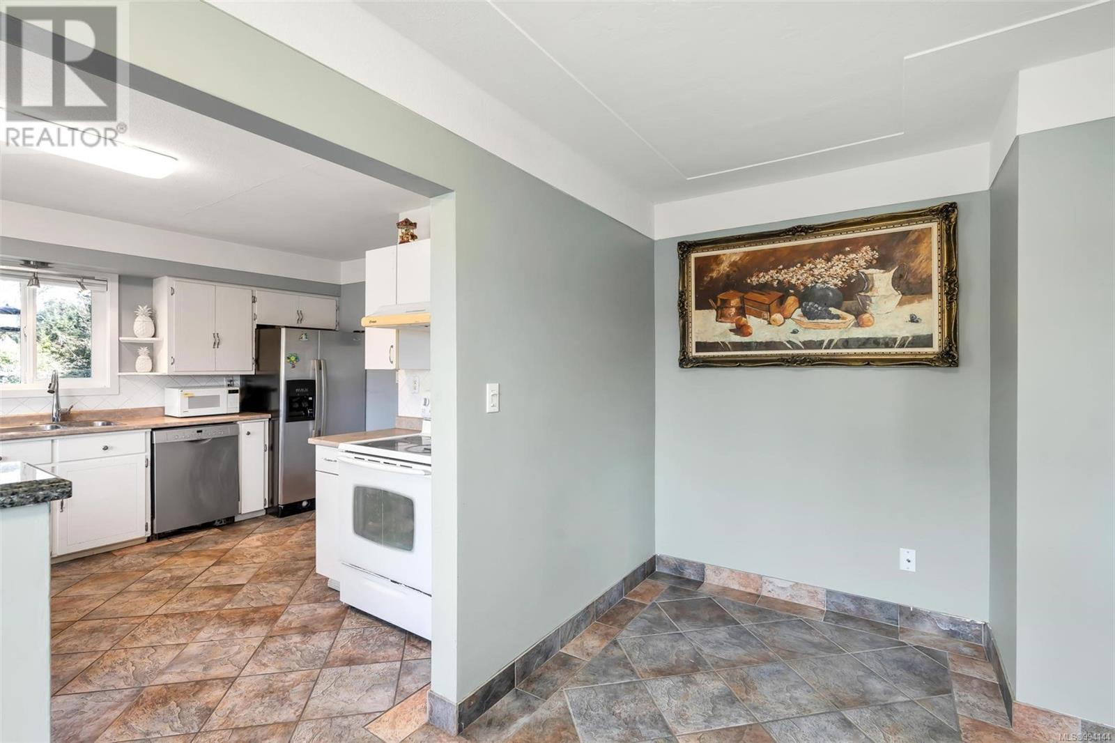 Photo 8 of 4087 Carey Rd, Saanich BC